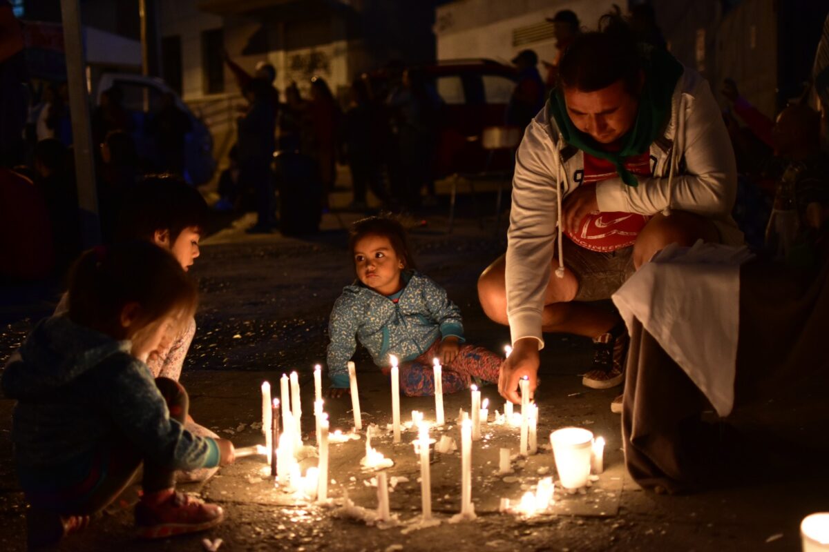 Velatón comunitaria con velas encendidas en memoria de Amelia.
