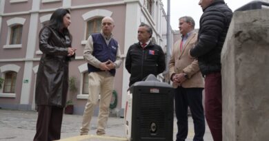 Autoridades y representantes de Chilquinta revisan equipos de respaldo en el marco de la Mesa de Electrodependientes.