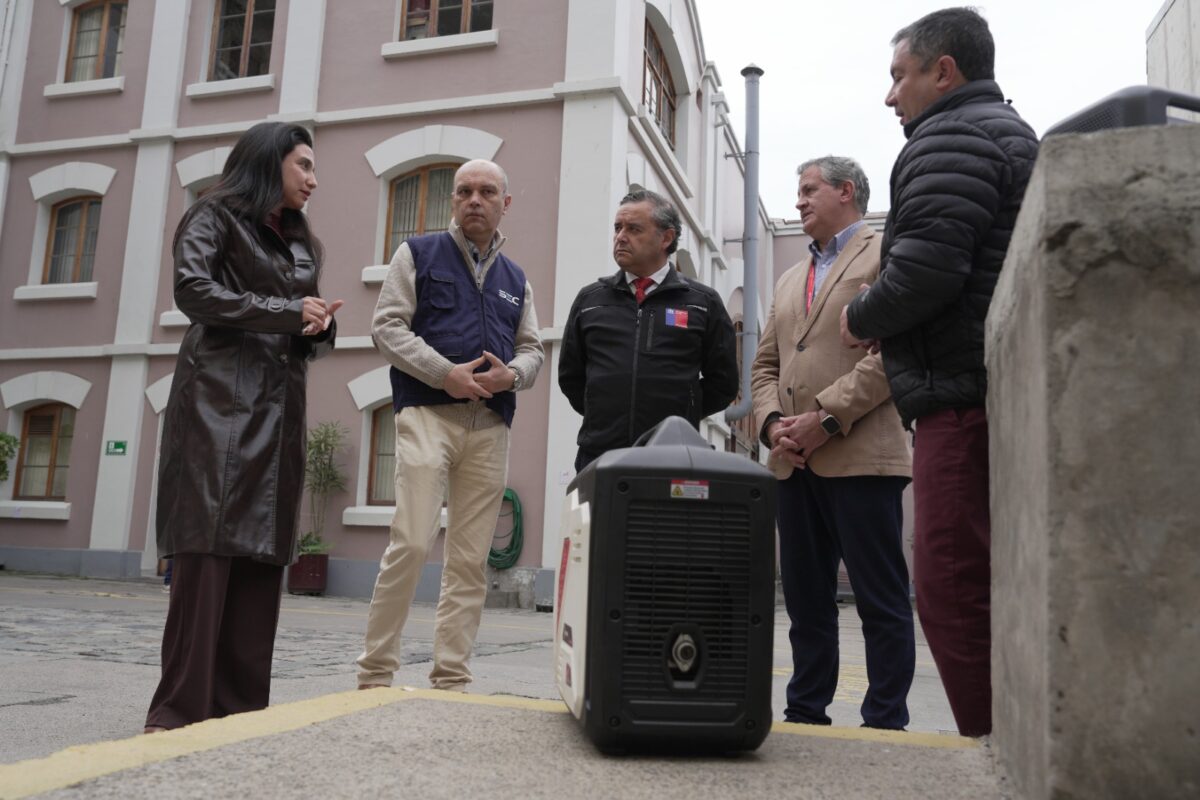 Autoridades y representantes de Chilquinta revisan equipos de respaldo en el marco de la Mesa de Electrodependientes.