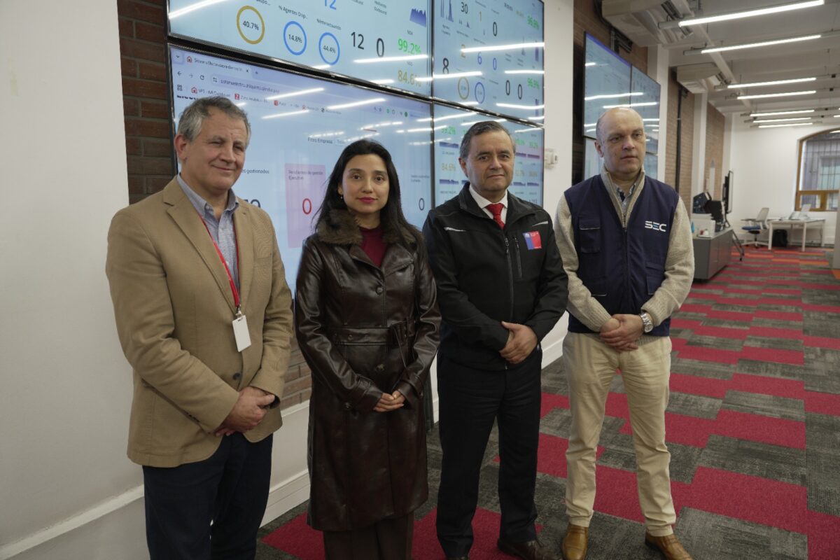 Autoridades regionales y representantes de Chilquinta en el Contact Center de la empresa.