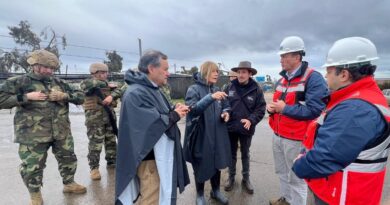 El Seremi de Energía, Celso Quezada, en terreno junto a equipos técnicos y autoridades locales durante la emergencia eléctrica.