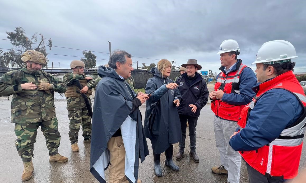 El Seremi de Energía, Celso Quezada, en terreno junto a equipos técnicos y autoridades locales durante la emergencia eléctrica.