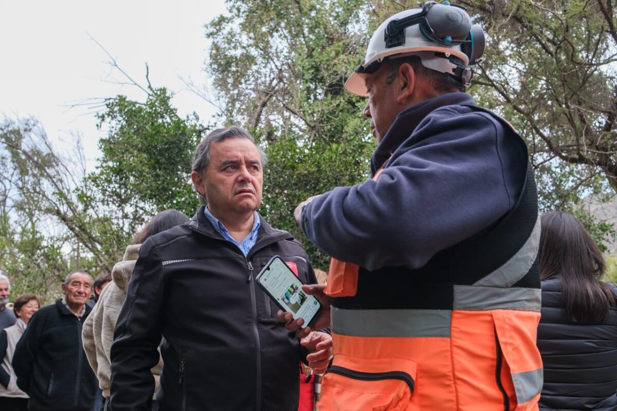 El Seremi de Energía, Celso Quezada, supervisando los trabajos de reposición.