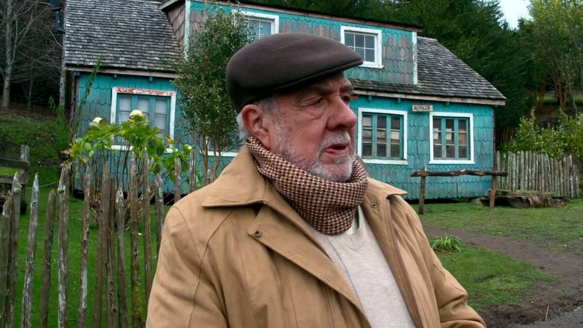 Julio Jung en una escena de la película ...Y de pronto el amanecer.