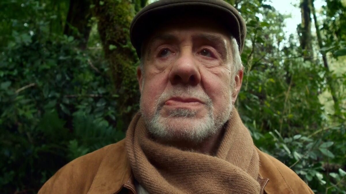 Primer plano de Julio Jung en el entorno natural de la película.