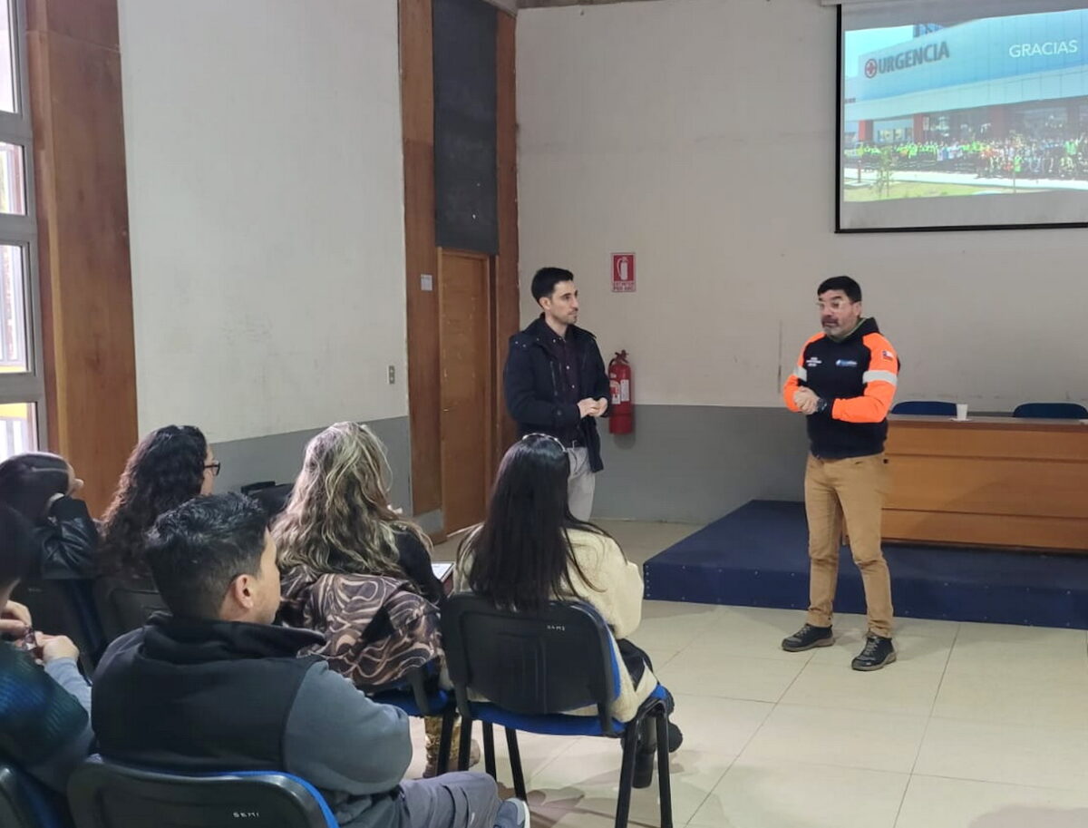Profesionales del SAR Quillota durante la jornada de capacitación sobre manejo de ACV.