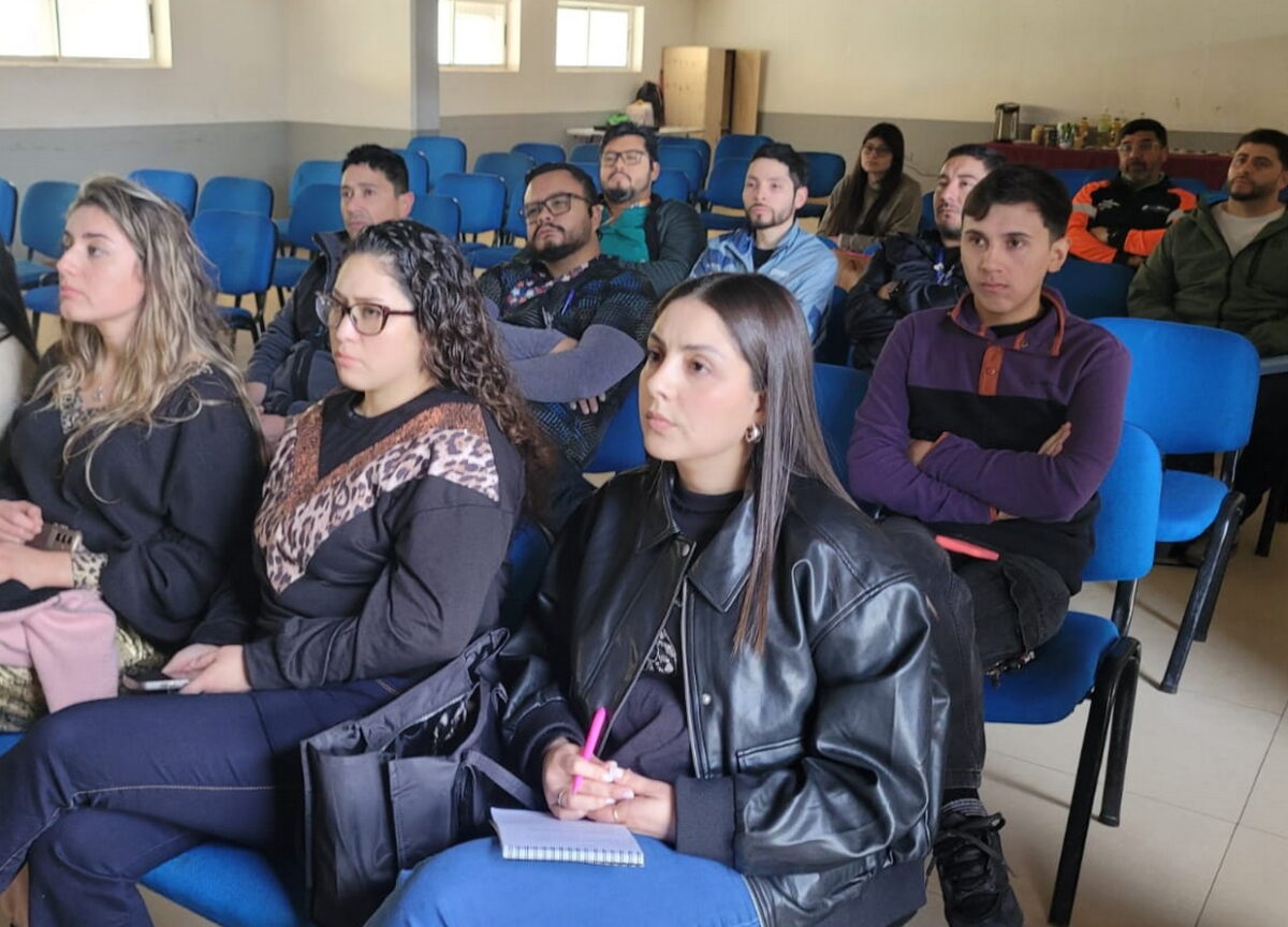 Funcionarios de salud atentos a la exposición sobre detección precoz de accidentes cerebrovasculares.