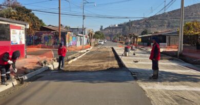 Trabajadores realizando faenas de hormigonado en la intersección de las calles O'Higgins y Salvador González en Llay Llay.
