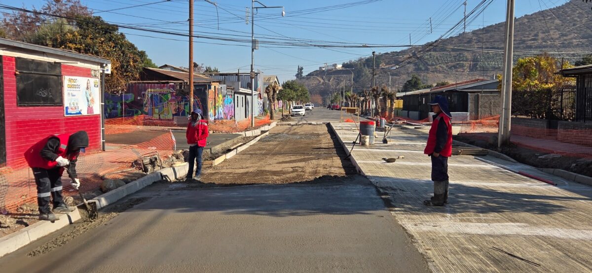 Trabajadores realizando faenas de hormigonado en la intersección de las calles O'Higgins y Salvador González en Llay Llay.