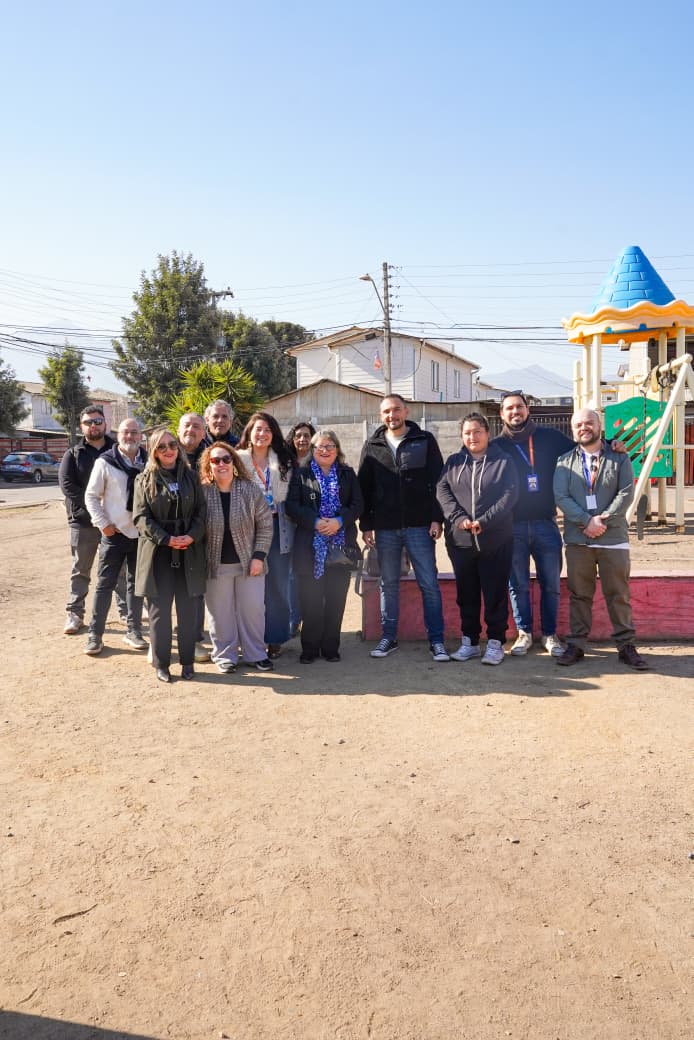 Autoridades y vecinos del Barrio Artificio durante la entrega de terrenos para las obras.