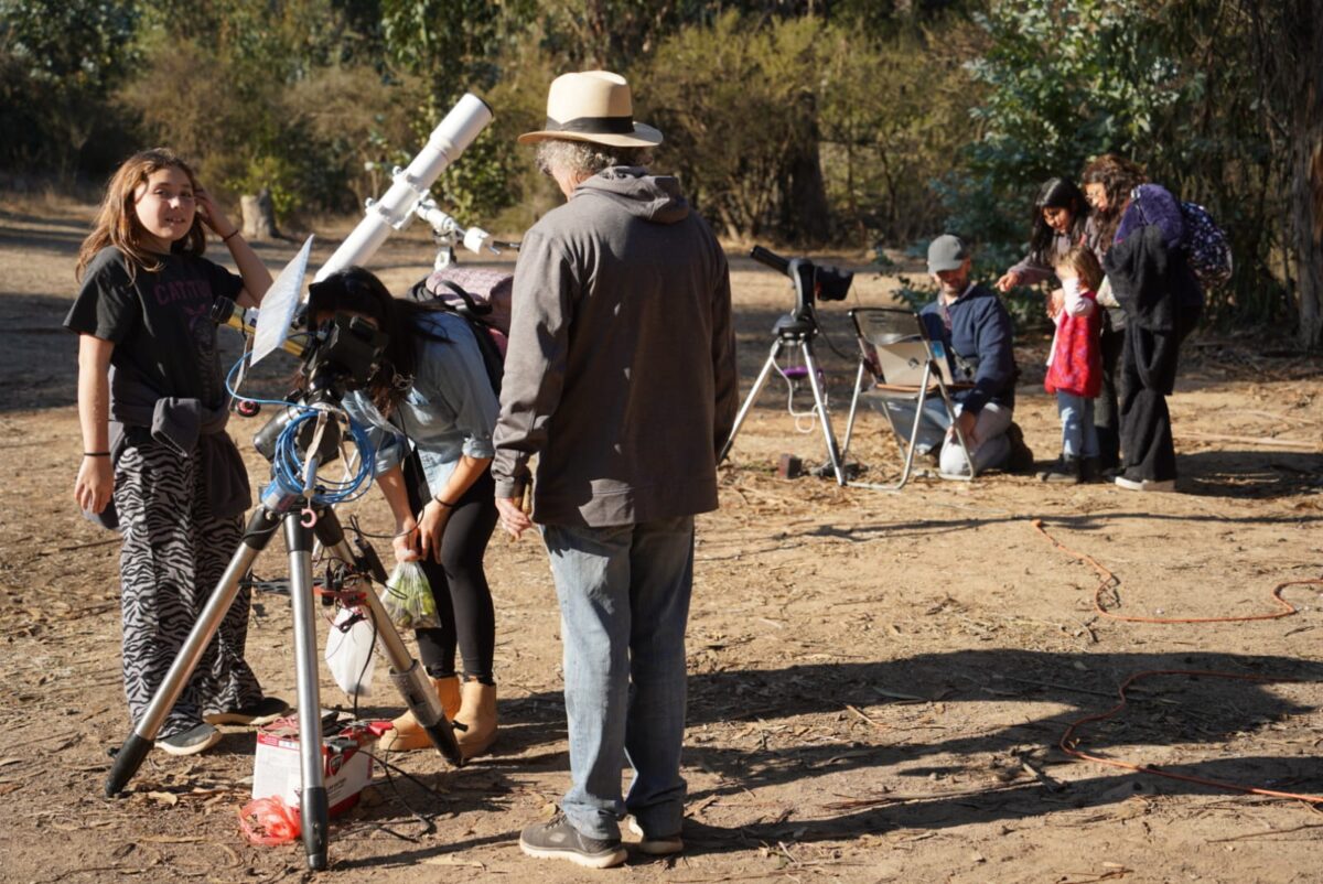 Personas utilizando telescopios para observación astronómica durante las actividades de la Escuela de Invierno.
