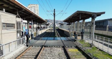 Vista general de las vías y andenes de la Estación Francia con el cruce peatonal ampliado.