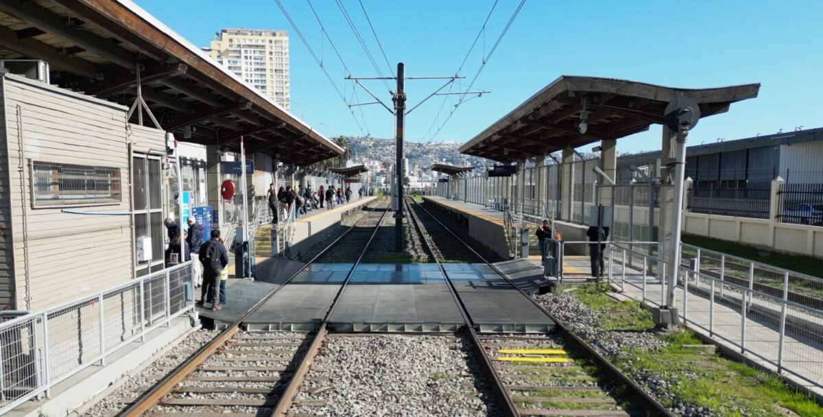 Vista general de las vías y andenes de la Estación Francia con el cruce peatonal ampliado.