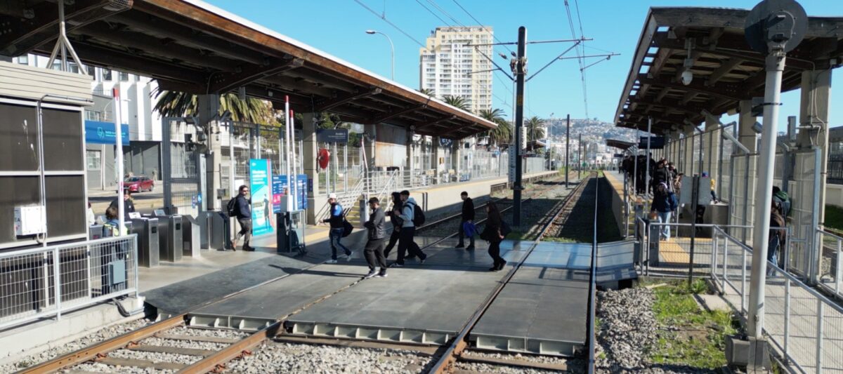 Pasajeros transitando por el nuevo cruce peatonal ampliado en la Estación Francia.