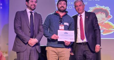 Entrega de diploma y reconocimiento en la ceremonia de donación de cámaras fotográficas en Quilpué.