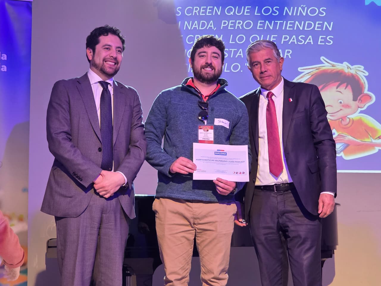 Entrega de diploma y reconocimiento en la ceremonia de donación de cámaras fotográficas en Quilpué.