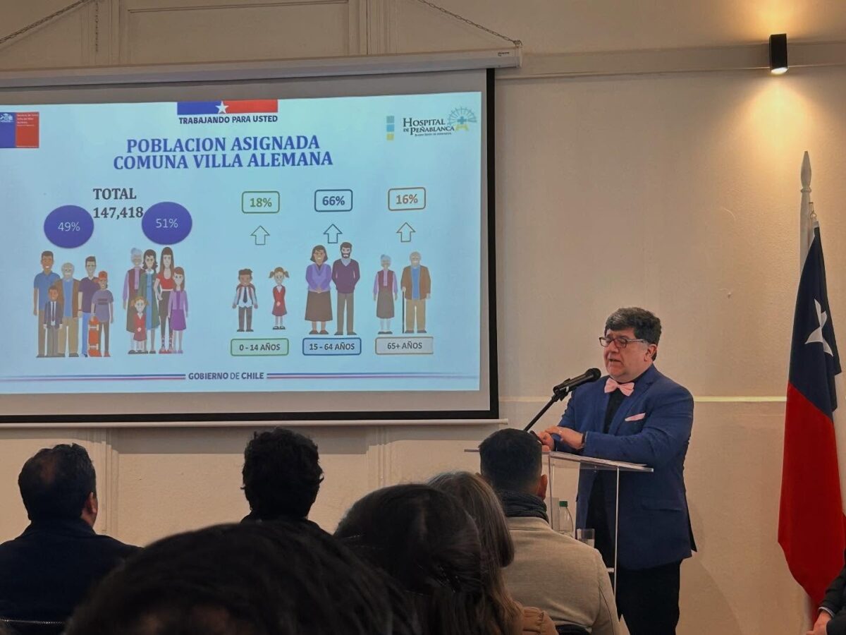 Director Gastón Letelier exponiendo cifras de la población asignada en Villa Alemana.