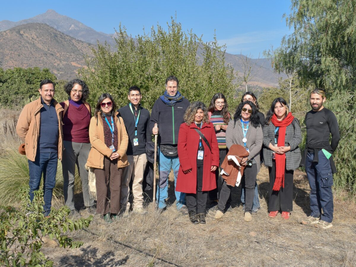 Grupo de profesionales y académicos en el lanzamiento del proyecto de huertas terapéuticas en Quillota.