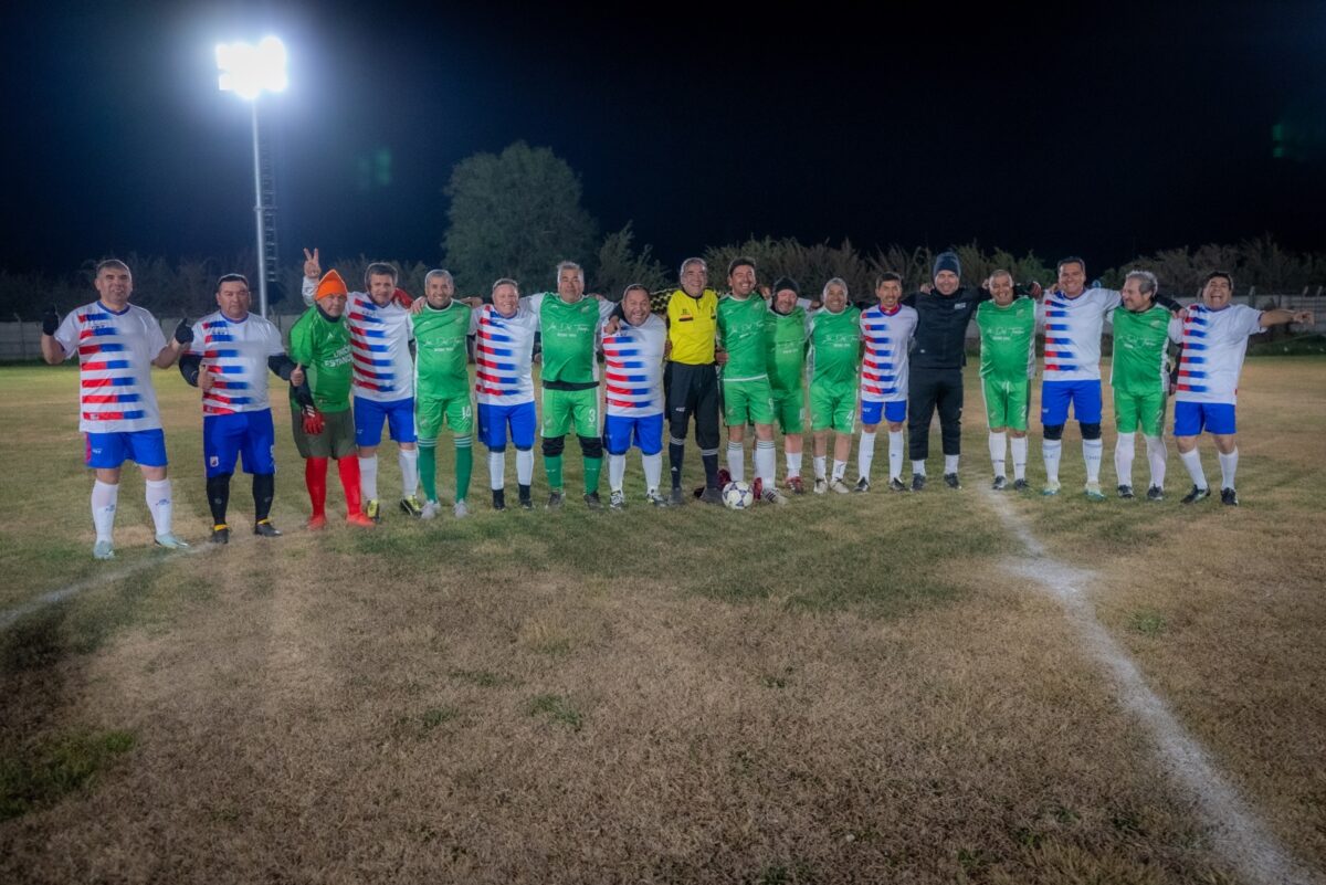 Jugadores y jugadoras del Club Deportivo La Estancilla celebran la inauguración de las mejoras en su cancha.