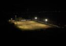 Vista aérea nocturna del campo deportivo del Club La Estancilla tras la instalación de nuevas luminarias.