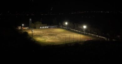 Vista aérea nocturna del campo deportivo del Club La Estancilla tras la instalación de nuevas luminarias.