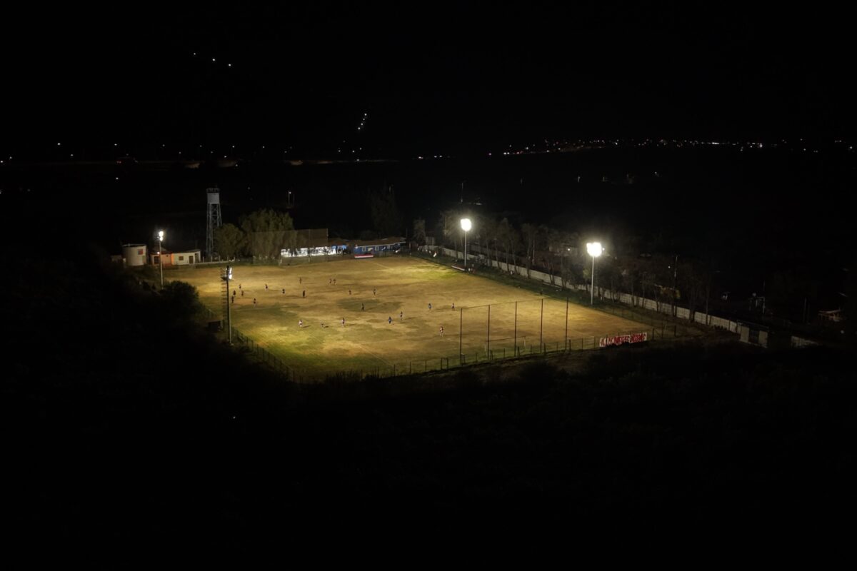 Vista aérea nocturna del campo deportivo del Club La Estancilla tras la instalación de nuevas luminarias.