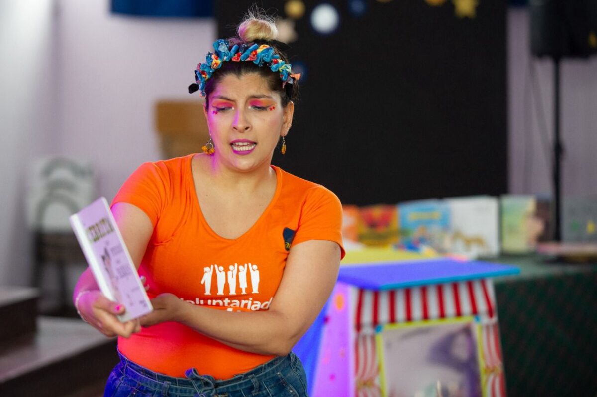 Josefina Cuenta Cuentos durante una sesión de narración oral para niños.