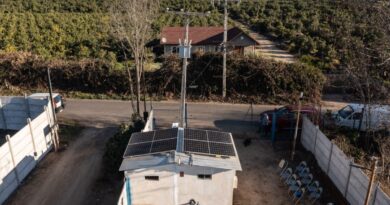 Vista aérea del sistema de paneles fotovoltaicos instalados en el APR Cajón San Pedro.