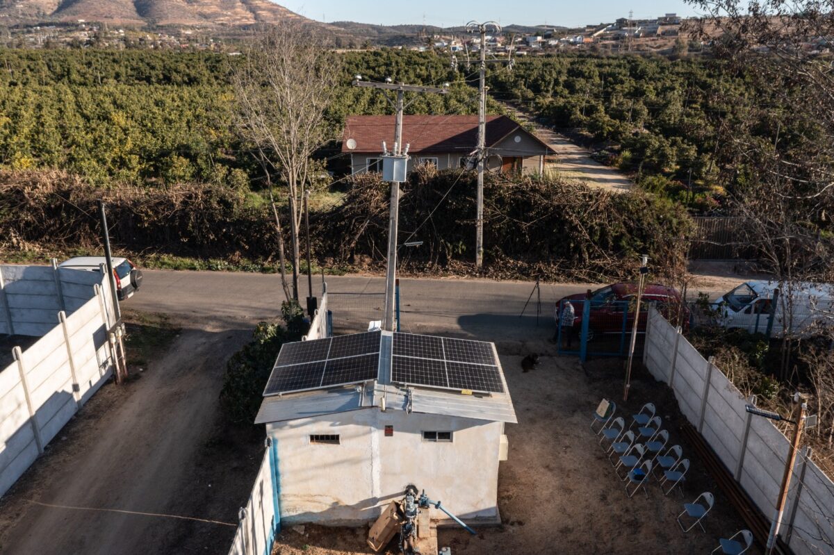 Vista aérea del sistema de paneles fotovoltaicos instalados en el APR Cajón San Pedro.