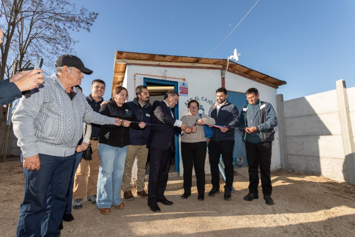 Representantes de la comunidad y autoridades durante la inauguración del sistema de respaldo energético.