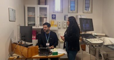 Personal de salud realizando ecografías en el Hospital Adriana Cousiño de Quintero.
