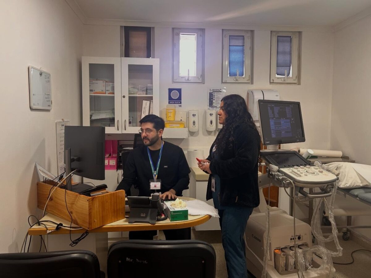 Personal de salud realizando ecografías en el Hospital Adriana Cousiño de Quintero.