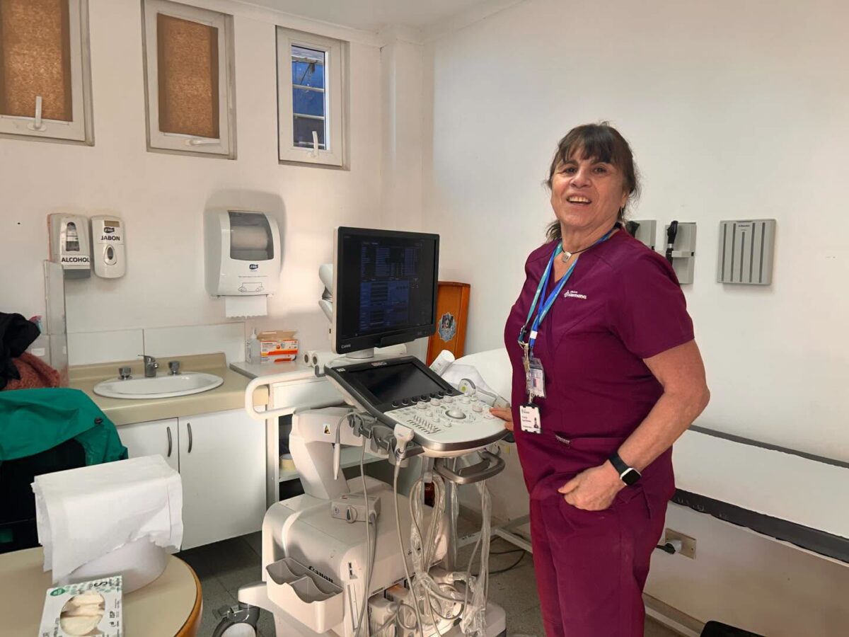 Profesional de salud operando equipo de ecografía durante el operativo.