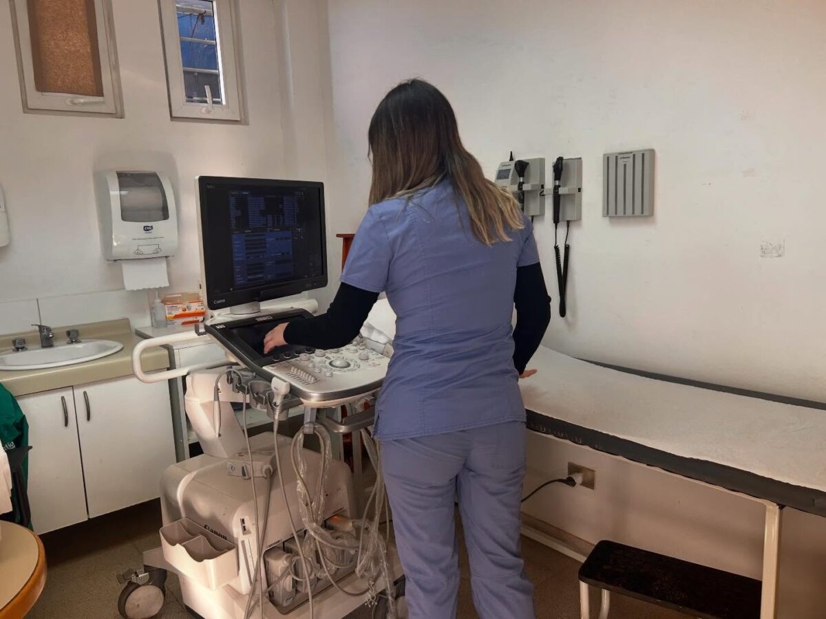 Profesional de salud en el área de ecografías del hospital.