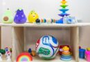 Juguetes educativos y un balón de fútbol dispuestos en un estante infantil.