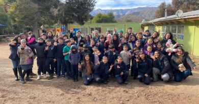 Autoridades junto a estudiantes y docentes en la Escuela Profesora Delfina Alarcón Henríquez.