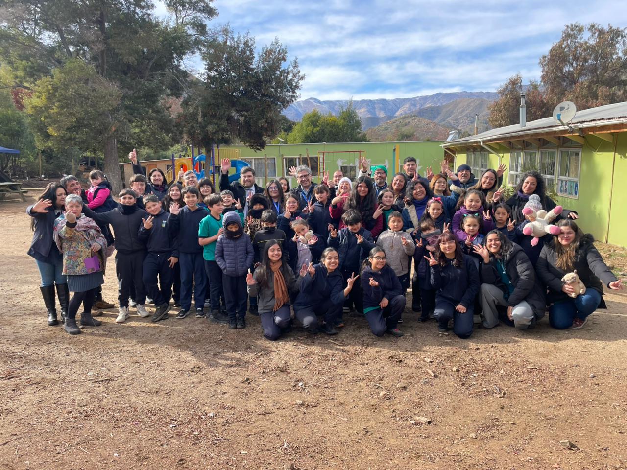 Autoridades junto a estudiantes y docentes en la Escuela Profesora Delfina Alarcón Henríquez.