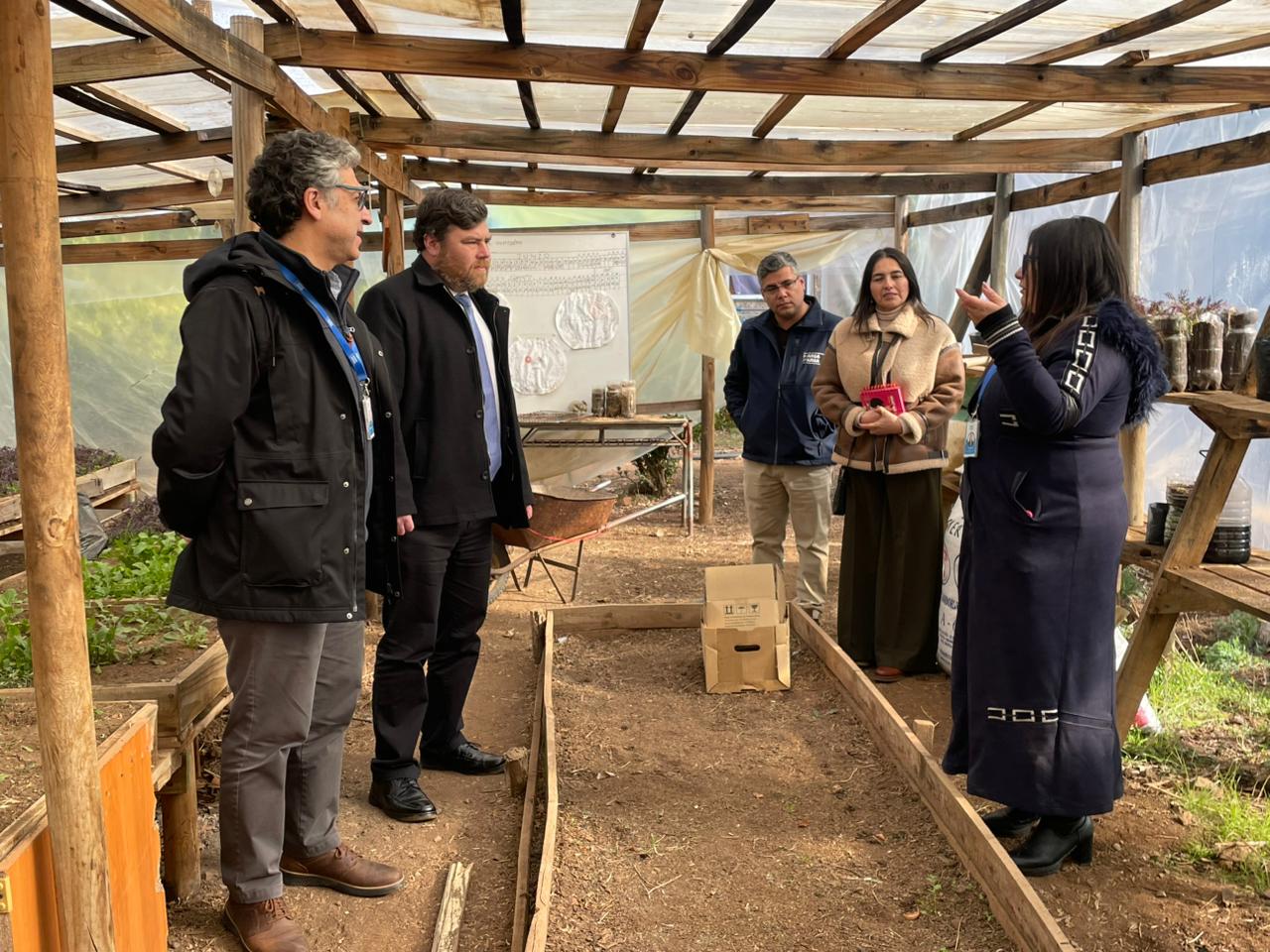 Autoridades visitando el invernadero de la escuela en el Valle de Colliguay.