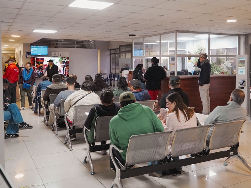 Vecinos realizando trámites en las dependencias municipales durante la jornada de atención extendida.