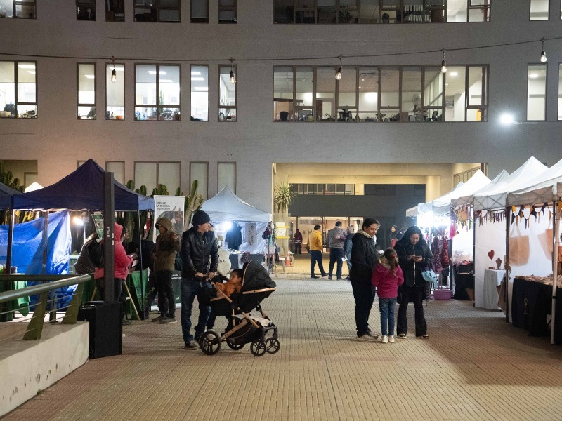 Vista nocturna de la feria de emprendedores y actividades en el edificio consistorial de Villa Alemana.