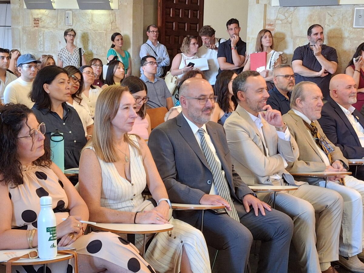Asistentes a la ceremonia de firma del acuerdo en la Universidad Pontificia de Salamanca.