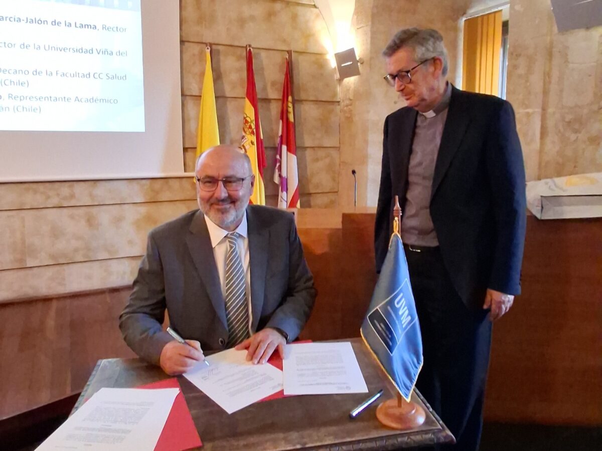 El rector de la UVM, Carlos Isaac Pályi, firma el documento de incorporación a la red RIES-Gaudium.