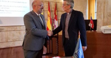 El rector de la UVM, Carlos Isaac Pályi, estrecha la mano del rector de la Universidad Pontificia de Salamanca tras la firma del acuerdo.