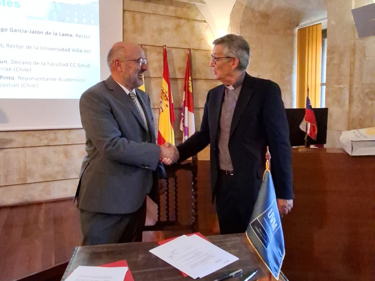 El rector de la UVM, Carlos Isaac Pályi, estrecha la mano del rector de la Universidad Pontificia de Salamanca tras la firma del acuerdo.