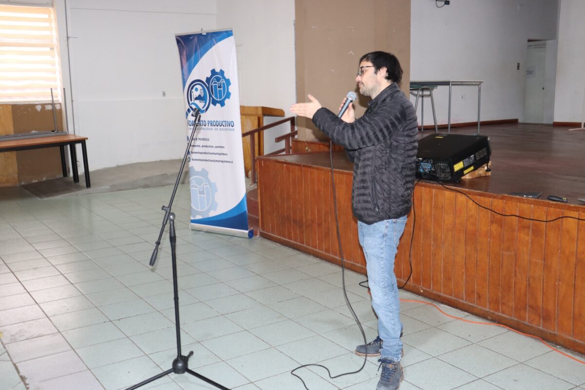 Jorge Peralta, encargado de la Oficina de Fomento Productivo, dirigiéndose a los asistentes del taller.