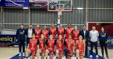 Plantel del Club Deportivo Colegio Los Leones de Quilpué posando en la cancha antes de la final.