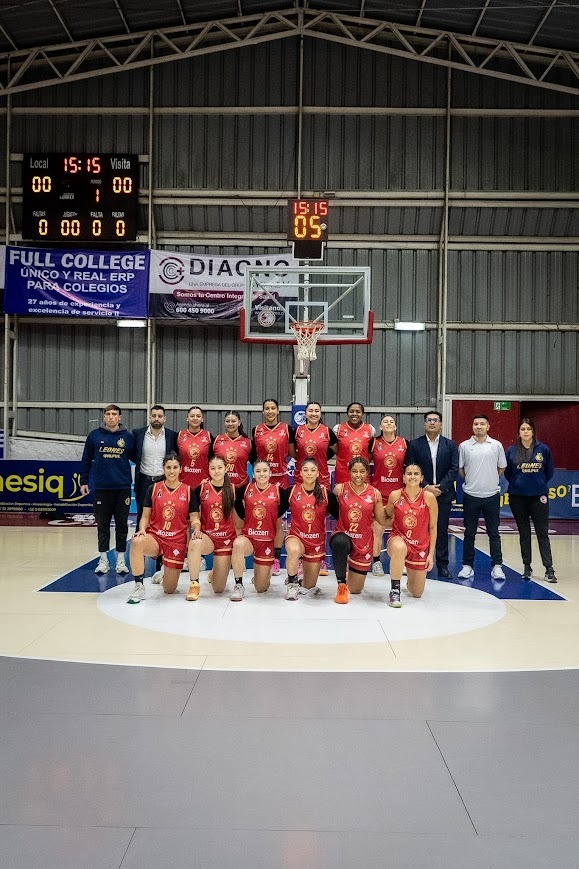 Plantel del Club Deportivo Colegio Los Leones de Quilpué posando en la cancha antes de la final.