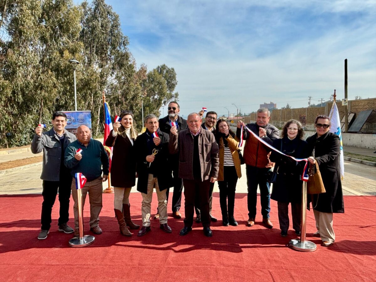 Autoridades regionales y comunales durante la inauguración de obras en la Provincia de San Antonio.