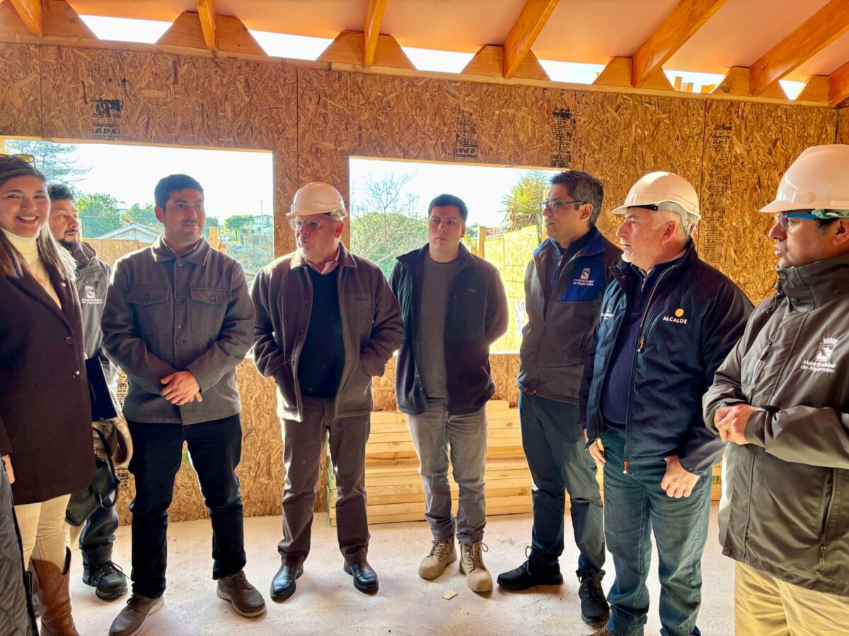 El Gobernador Rodrigo Mundaca inspeccionando los avances de construcción en terreno junto a equipos municipales.
