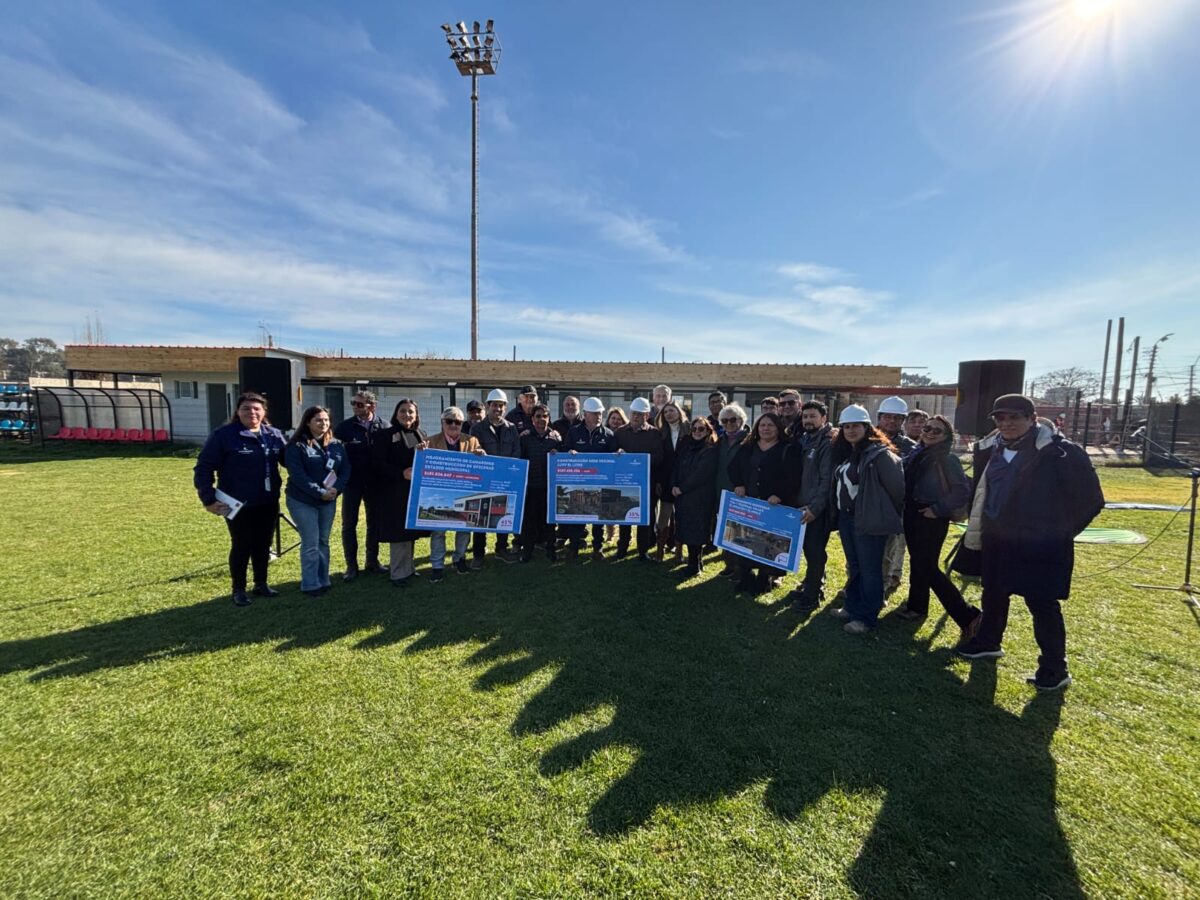 Autoridades exhibiendo los proyectos de mejoramiento del Estadio Municipal y otras obras en la comuna.